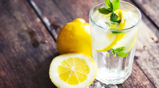 Насколько полезна вода с лимоном?